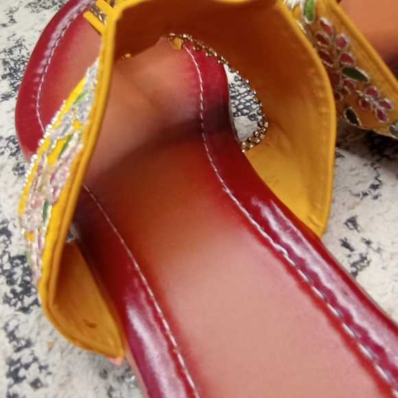 Embroidered Traditional Slippers - Picture 4 of 11